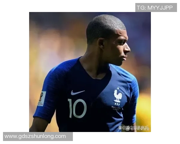 当代足坛巨星风云：梅西、C罗、姆巴佩等新一代球王的崛起与挑战